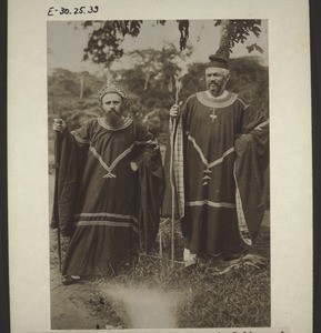 Missionare Keller und G. Spellenberg im Baligewand
