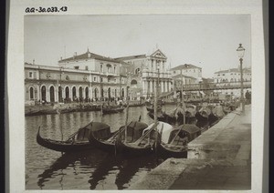 Bahnhof in Venedig. Gondeln im grossen Kanal