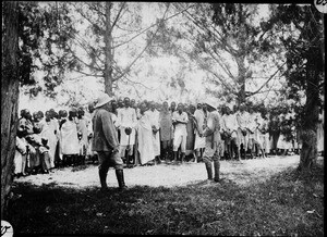 The Nkoaranga congregation at the grave of the killed missionaries Karl Segebrock and Gerald Ovir, Nkoaranga, Tanzania, 1923