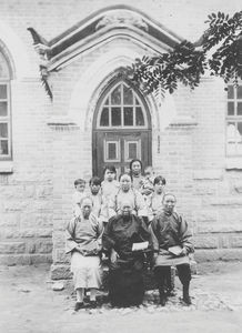 Kvinder og børn døbt i Siuyen, Pinsedag den 4. juni 1933. Den gamle kone i midten på forreste række er blind