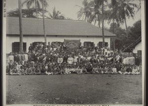 Basel Mission secondary school in Kasergod 1913, with the Dürrs