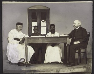 An der Bibelrevision in Malabar; rechts Miss. W. Dilger