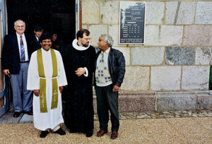 Fra gudstjeneste i Vamdrup Kirke, Danmark, 1995. Fra højre: Missionær Kamelesh Biswas, Calcutta - Pastor Morten Larsen, Vamdrup - pastor Kamini Kanto Roy, BLC, Bangladesh