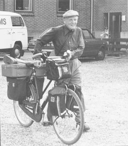 Den 79-årige pastor Axel Krebs - tidligere Indienmissionær - på vej på cykel fra København til Nr. Nissum. Han skal deltage i DMS Repræsentantskabsmødet i 1982. Pastor Krebs var vant til store cykelafstande fra Sydindien, 1947-63. (Anvendt i: Dansk Missionsblad nr 10/1982)
