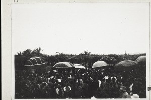 Menschenansammlung bei Eröffnung des neuen Seminars in Akropong