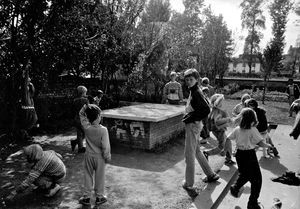 Børn der spiller bordtennis på Den Norske Skole i Kathmandu, Nepal, 1990