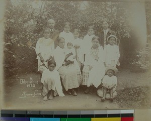 Rajoel together with his family, Antsirabe, Madagascar, 1923-12-06