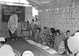 Supoth projektet i Bangladesh, januar 1993. Sparegrupper med voksenundervisning. (Supoth er et udviklingsprojekt med fokus på ’hjælp til selvhjælp’, startet af DSM i 1991 i samarbejde med BLC og finansieret af Danida. Det henvender sig ikke mindst til kvinder og omfatter oprettelse af grupper, som skal udvikle menneskelige ressourcer og selvværd, øge indkomst og beskæftigelse, forbedre miljø, ernæring og sundhed, samt bevidstgøre om årsager til fattigdom og kvindeundertrykkelse)