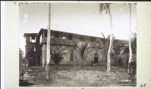 Maison des Missions à Ho - Chapelle dans le bas. Au premier plans: 3 eucalyptus