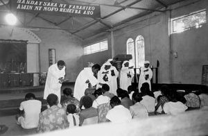 Den Gassisk Lutherske Kirke – FLM, Madagaskar. Hyrdegudstjeneste med forbøn for syge i Diego, Antsiranana, 1988. (Hyrder er lægfolk - mænd og kvinder, som efter 2 års undervisning bliver indviet til tjeneste i kirken. Her er deres opgaver centreret om at vise omsorg for syge og uddrive onde ånder. Ud over den traditionelle gudstjeneste søndag morgen, som præster står for, afholder hyrderne gudstjenester med stærkt vækkelsespræg, hvor der er også er forbøn for syge samt dæmonuddrivelse. Under tjenesten bærer hyrderne en hvid dragt og kvinder også en hovedbeklædning)