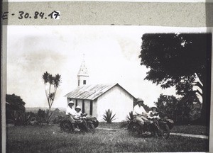 Miss. Wildi & Wunderli holen ihre Bräute ab zur Kirche in Duala. (1926)