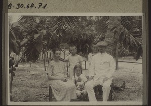 Familie Zimmermann i. Kakaoversuchsgarten des Seminars Bandjermasin. (1927)