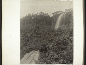 Wasserfall bei Parkala. Schüler der High school Udapi