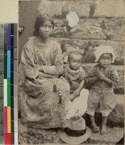 Ramaria together with her two children, Antsirabe, Madagascar, ca.1920