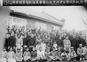 Menigheden samlet foran kirken i Hsung-Nung-Chun(?), den 14. aug. 1938