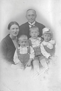 Jens P. Bjergaarde, b.14.03.1881 in Brovst. Ordination 1912. Sent out to China: 1912-39. Marrie