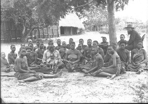 Henri Alexandre Junod with a group of African people, Ricatla, Mozambique, ca. 1896-1911