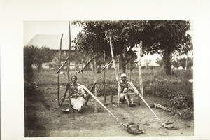 Das Missionshaus von Abetifi im Hintergrund, der Weber links ist der Kirchenälteste Ata