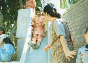 Fra et Sundhedscenter for mentalt handicappede i Pakistan. Aktivering af børn. Foto ca. 1980