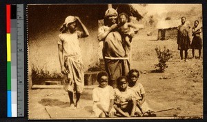 Woman posed with her children, Gingungi, Congo, ca.1920-1940