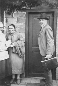 Dr. P. N. Pedersen (Peder Nielsen Pedersen) med taske og Johanne Pedersen (gift Olsen i 1930) til konference i 1927