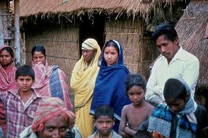 Diasserie "BLC - ung kirke i Bangladesh" - At være kristen i Bangladesh, Nr. 17 - I vores familie er meget blevet anderledes, efter at vi blev kristne. Vi føler at Gud hjælper os på mange måder. Før arbejdede jeg som en gal og fik ikke noget ud af det. Nu arbejder jeg mere regelmæssigt og får mere ud af det. Jeg drak også en del alkohol, men det gør jeg heller ikke mere