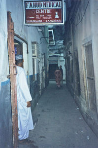 Fra Fahud Medical Centre (tv) - samt en smal gade i Stone Town, Zanzibar, 2002. I baggrunden ses Arngeir Langås og Krista Rosenlund Bellows