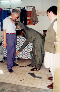 Pakistan 1995. Håndværkerskolen i Mardan, Peshawar. Generalsekretær i DMS, Anders Mielke på besøg i skrædderværkstedet