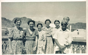 Fra venstre / from left: frk Anna Andersen, fru Madsen, Frk Grethe Jensen, frk Emsy Nielsen, frk Karen Olsen, Mubarak. Aden 1950