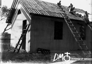 Construction of a roof, Ricatla, Mozambique, ca. 1924