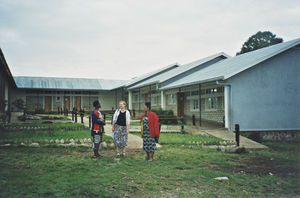 Bukoba, Tanzania. Den tidligere Kibeta-skole for skandinaviske missionærbørn, som Nordveststiftet i ELCT fra 1999 har omdannet til en engelsk-sproget privatskole, fra 1.-7. klasse. Her et foto fra Danmissions besøg på skolen, september 2002. Afrikasekretær Krista Rosenlund Bellows, i samtale med to ansatte ved skolen