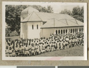 Sunday congregation, Chogoria, Kenya, 1948