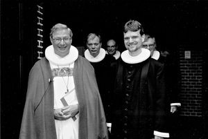 Fra Erik Adrians ordination. Forrest ses biskop Erik Normann Svendsen og indvandrerpræst ved "Mødestedet" Erik Adrian