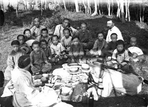 Missionærparret Olesen på skovtur med børnene fra deres skole, Xiuyan. Missionær Ole Peter Svenning Olesen, født 1862. Sproglæsning Takushan 1896-1898. Siuyen 1899-1923. Fenghuang-cheng 1924-1927. Magdalene Olesen f. Sørensen, født 1862. Gift med Ole Peter Svenning Olesen i 1896. Danmission Photo Archive