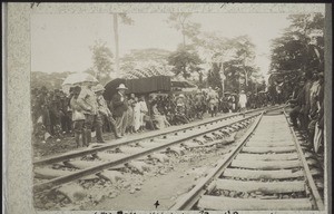 Dans l'attente du premier train 1 oct. 1903. (Ma Rose assise sous un grand parasol.)