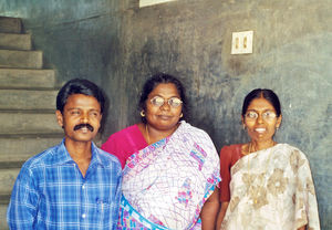 Lærere fra Siloam Pigekostskole, Tirukoilur, Tamil Nadu, Sydindien, marts 2001. Fra venstre: Nelson, Premar og Esther