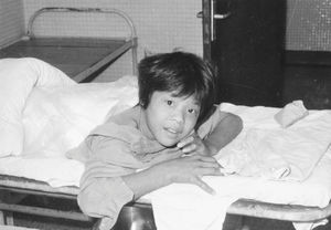 Taiwan, 7. oktober 1973. C' hen Li-ping ligger i gips på børnehospitalet