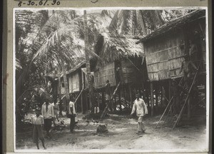 Dorf am obern Kapuas, Häuser v. Rinde (Badjoeh). 1932. Dr. Vischer