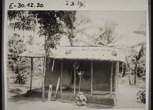 Haus eines Zauberers im Bassa Gebiet in Kamerun