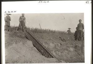 Chines. Wasserrad im Reisfeld, um Wasser aus dem Fluss zu schöpfen