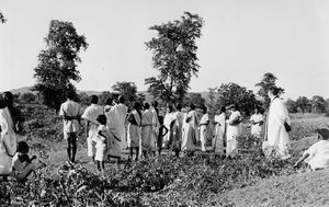 Santal Parganas, Nordindien. Pastor Johannes Thoft Krogh med Benagaria Præsteskole på prædiketur. (Han var leder af skolen fra 1953-71)