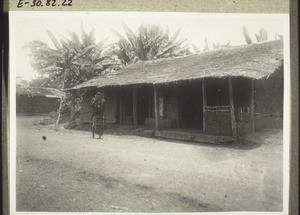 Njamkwehaus v. Besongabang mit Njamkwestein. Vor dem Haus der Häuptling. (1926)