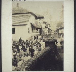 Götzen Procession in Mangalur, Indien, der goldene Götze sitzt in dem hölzernen Tragtempelchen