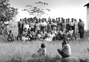 ELCT, Nordveststiftet, Tanzania. Missionær Gudrun Larsen med elevhold fra Ntoma Husholdningsskole, januar 1986. (Gudrun Larsen var lærer ved skolen, 1974-86)