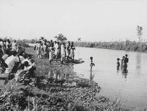 Assam, Nordindien. Nye kristne døbes i en flod