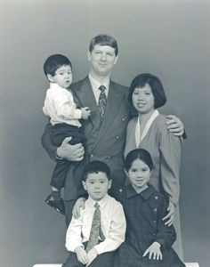 Pastor Lars Rasmussen Brinth og sygeplejerske Renita Ramos Brinth med deres tre børn: Alette Ramos Brinth, Kristoffer Ramos Brinth og Jacob Ramos Brinth. Familien var udsendt af DMS/Danmission og Den Nordiske Kristne Buddhistmission/Areopagos til Hongkong, 1993-2001. (Foto fra 1991-92)