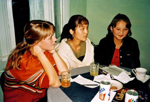 Fra åbningen af et værested for unge i Ulaanbaatar, Mongoliet, i november 1998. Seniorvolontør Henriette Kildsgård Larsen ses i samtale med unge mongoler