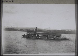 Heckrad-Dampfer wie sie jetzt das ganze Jahr nach Honyen kommen. Der Ostfluss ist soeben v. d. Ueberschwemmung wieder zurückgetreten. Das Dampfboot ist zugleich Passagierboot