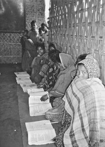 Supoth projektet i Bangladesh, januar 1993. Sparegrupper med voksenundervisning. (Supoth er et udviklingsprojekt med fokus på ’hjælp til selvhjælp’, startet af DSM i 1991 i samarbejde med BLC og finansieret af Danida. Det henvender sig ikke mindst til kvinder og omfatter oprettelse af grupper, som skal udvikle menneskelige ressourcer og selvværd, øge indkomst og beskæftigelse, forbedre miljø, ernæring og sundhed, samt bevidstgøre om årsager til fattigdom og kvindeundertrykkelse)