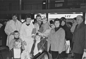 Missionærfamilien Anni & Flemming Schrøder med deres tre børn tager afsked med familie og venner i Københavns lufthavn, før afrejsen til Bangladesh, 2. februar 1986. De er udsendt af Dansk Santalmission, 1986-1995. Flemming S. skal arbejde med erhvervsfaglige uddannelsestilbud, og Anni S. på Saraswatipur Kostskole og i BLC's kvindearbejde. Børnene får senere deres skolegang på Den Norske Skole i Kathmandu, Nepal